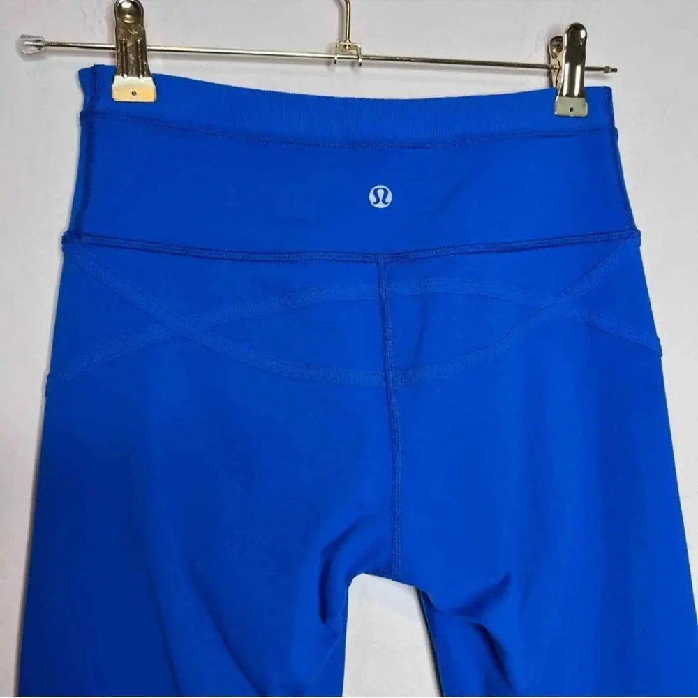 LULULEMON Roll Out Crop‎ in Baroque Blue. Size 4